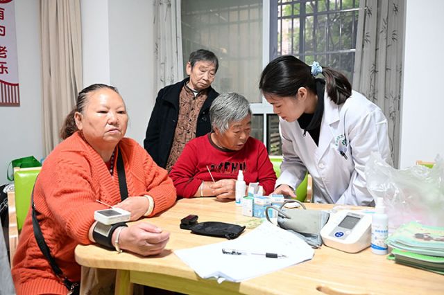 图2  10月29日，内江市东兴区东兴街道金山社区，志愿者为老人义诊。.jpg