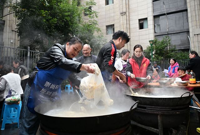 图4  志愿者正在煮抄手.jpg