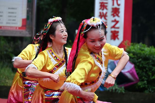 图5  志愿者为老人表演节目.jpg