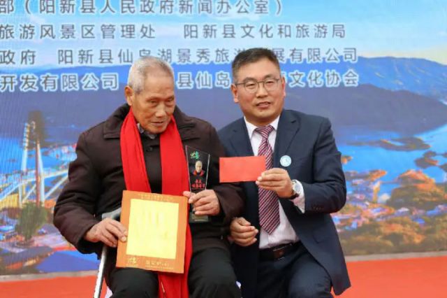 1762393932852273.jpg 图3 王智墨为百岁老人蔡定炉颁奖(石欢 摄).jpg