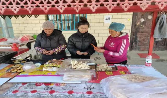 1762940367338869.jpg 图3宣传干事(中)教村民数字农家书屋APP的下载流程等(塔吉尼萨·达吾提 摄).jpg