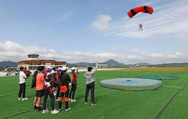 图2  国家跳伞队在竹山通用培训跳伞运动员 （向继华 摄）.jpg