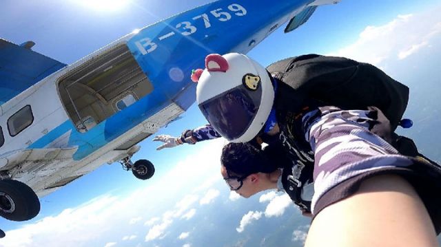 图3  运动员展示低空跳山 （向继华 摄）.jpg