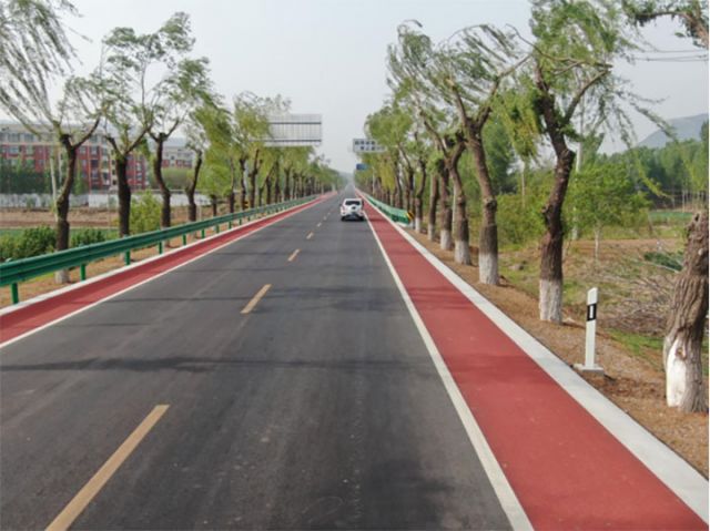 图2  笔直的道路通向诗与远方（刘影 摄） 拷贝.jpg