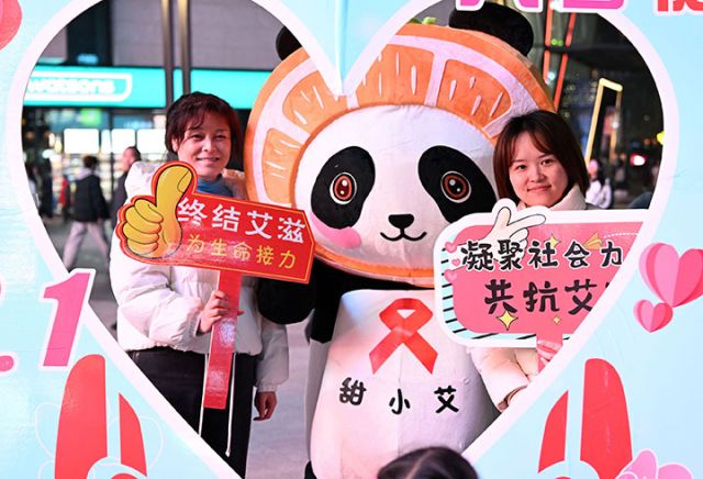 1764752237708457.jpg 图2 过往人群通过“打卡”声援对艾滋病的关注.jpg