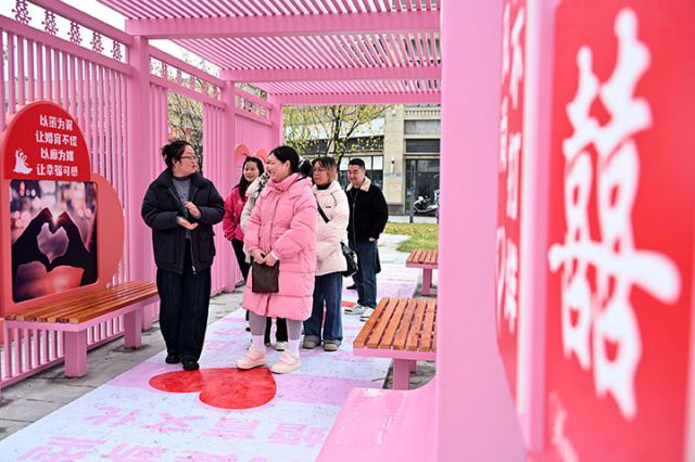 图3  12月3日，四川省内江市东兴区东兴街道圣宴社区，当地干部群众在刚建成的东兴社区卫生服务中心新型婚育文化长廊打卡。.jpg