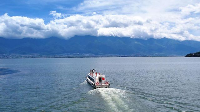 1764835002987339.jpg 图1 游客乘船游洱海(张静 摄).jpg