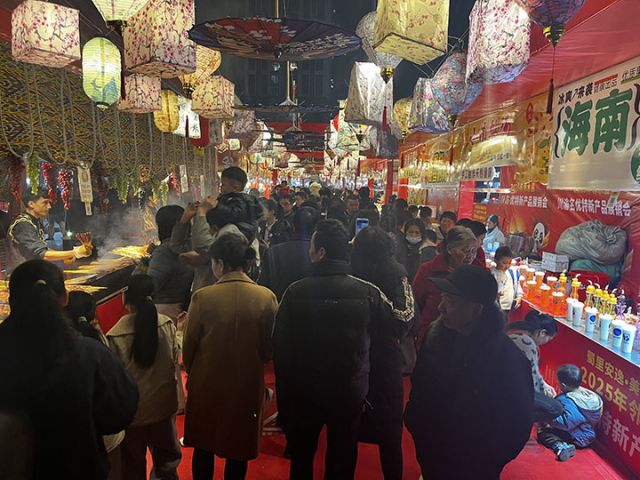 图3  银鼎山嘉年华展销活动现场人山人海.jpg