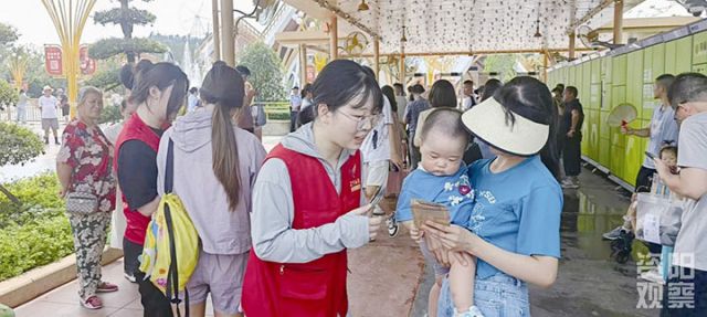 图2  志愿者在资阳方特服务游客.jpg