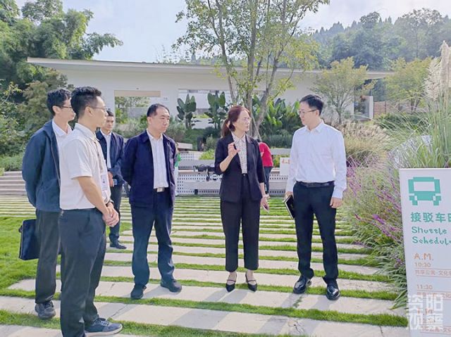 图4  相关负责人在仁里村指导工作.jpg