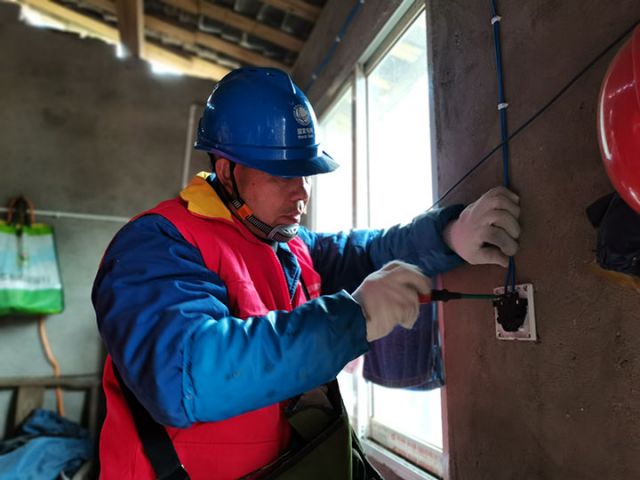 图3  配电工给居民改换线路.jpg