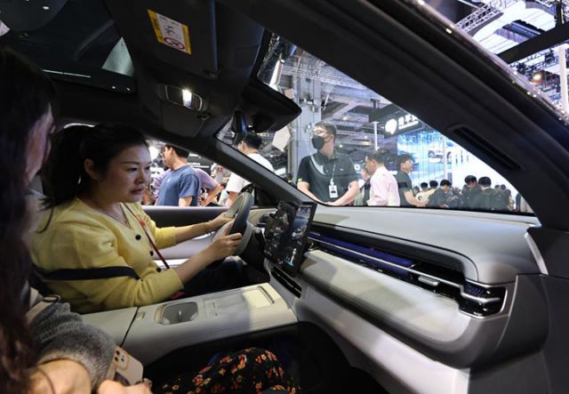 图2  2025年4月26日，第二十一届上海国际汽车工业展览会上，参观者在小鹏G6展车内体验车载智能系统。新华社记者方喆 摄.jpg
